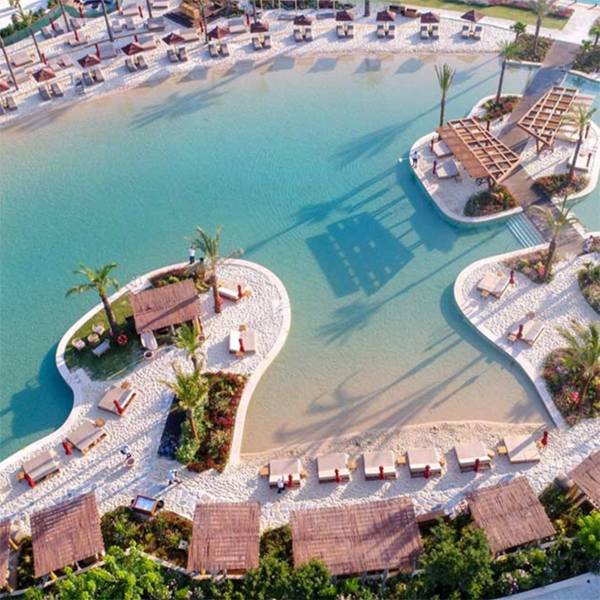 vista dron de piscina de arena, tipo playa, realizada a medida para un resort por Myrtha Pools