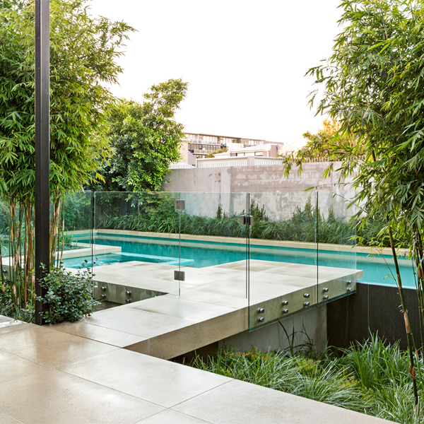 piscina infinity sobre suelo con spa por Neptune Pools