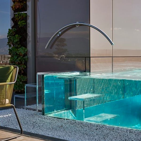 piscina infinity de acero con paredes transparentes, ubicada en un rooftop, realizada por Nicollier Group