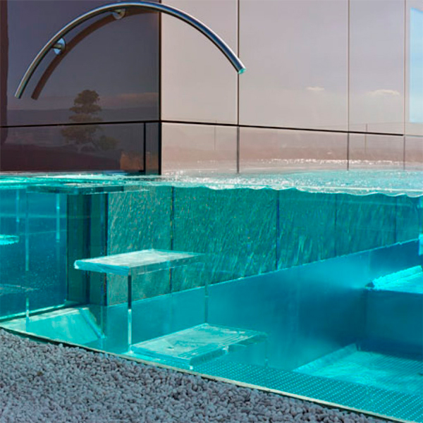 piscina infinity de acero con paredes transparentes, ubicada en un rooftop, realizada por Nicollier Group