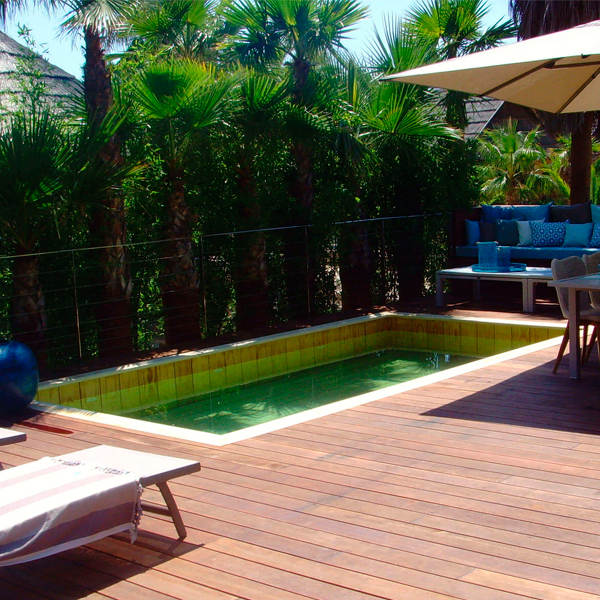 mini piscina de madera en una terraza con tarima de madera, por Odyssea Piscines