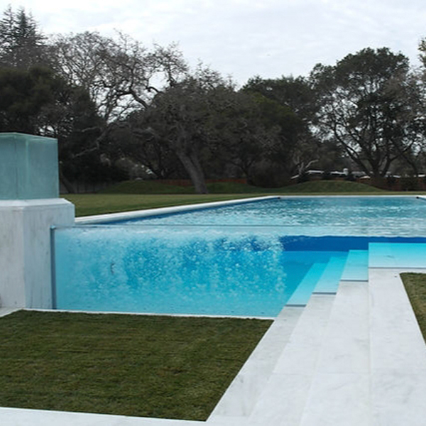 piscina transparente única, por Paradise Pools and Gardens