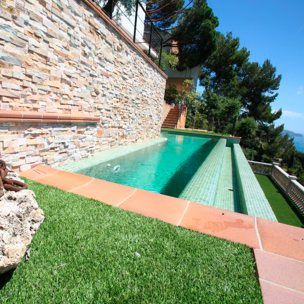 piscina desbordante en tonos verdes