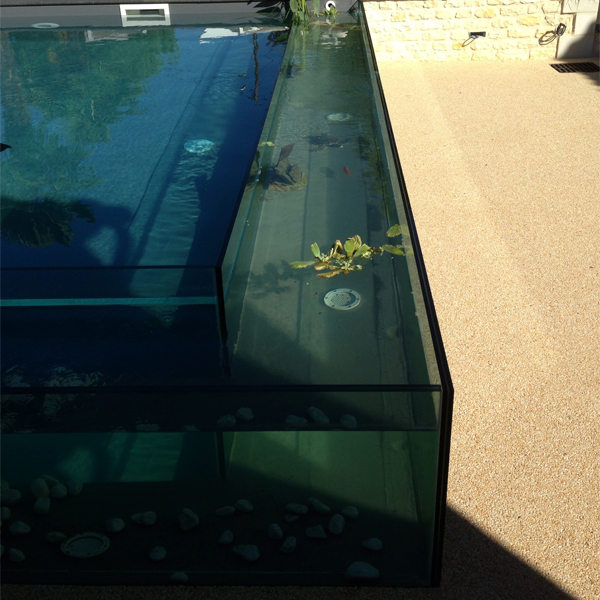 detalle de piscina con paredes transparentes, de Piscines et Concept