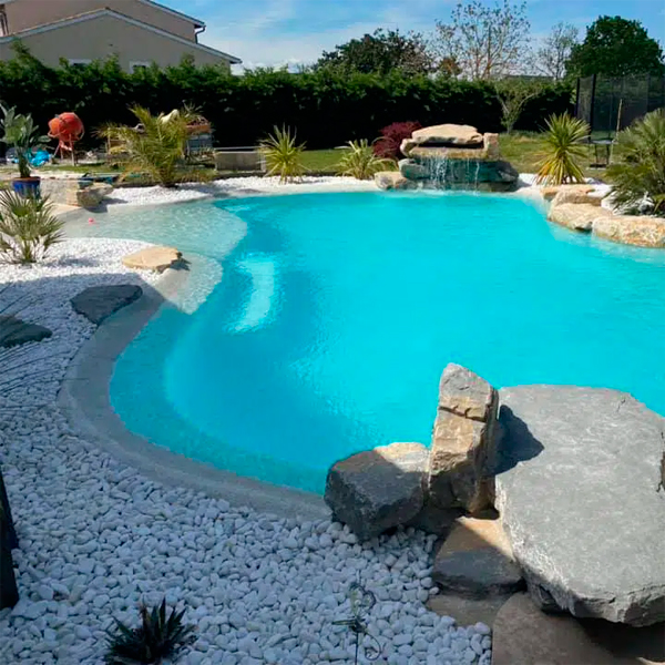 Piscina estilo laguna, con playa sumergida y paisajismo en un jardín de una casa particular, de HDP Pools