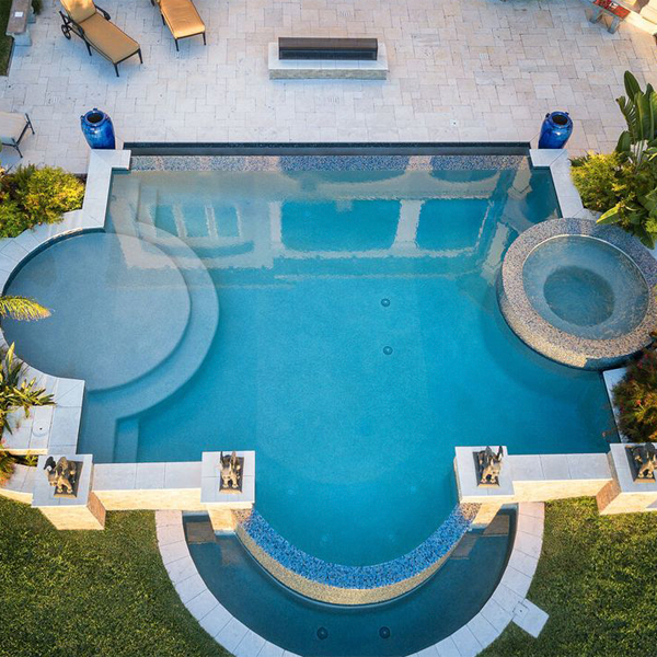 piscina infinity con spa por Platinum Pools Texas