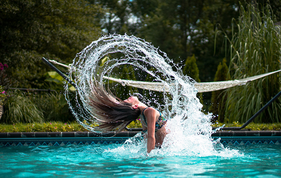 Chica bañándose en piscina