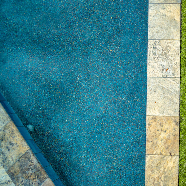 piscina exterior de formas geométricas