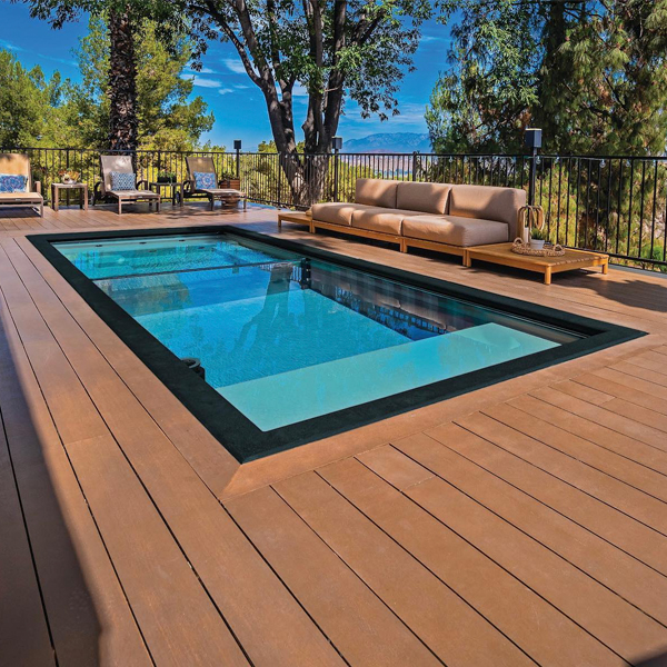 mini piscina contenedor con espacio spa integrado, separado a través de una ventana subacuática transparente, por Precision Landscaping, en una terraza con tarima de madera