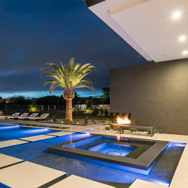 piscina privada como la de un resort con zona relax y spa por Premier Paradise