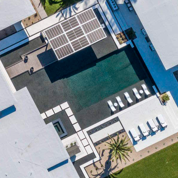 vista dron de una piscina privada como la de un resort con zona relax y spa por Premier Paradise
