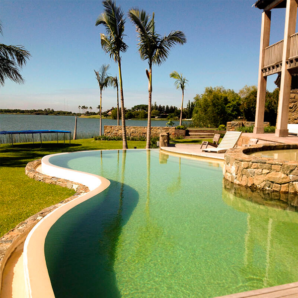 piscina infinita a medida con vistas a la laguna, en un proyecto de Ricardo Pereyra Iraola