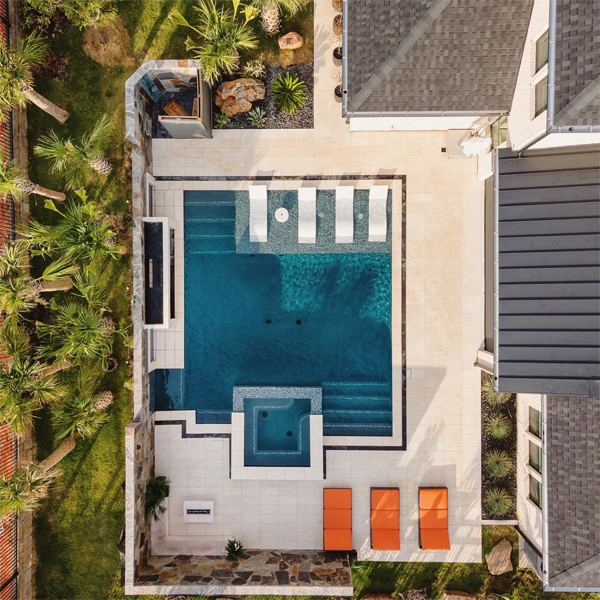 vista dron de piscina spa, por Radelli Designs
