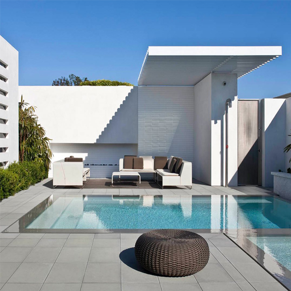 Mini piscina desbordante, efecto espejo, con spa integrado y un diseño minimalista, en un proyecto de lujo de RDM General Contractors