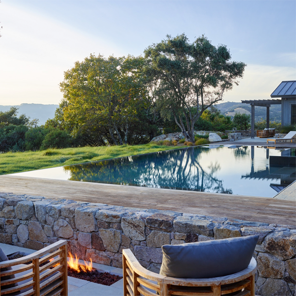 piscina infinity con spa integrado, al atardecer, por Roche and Roche Landscape Architecture