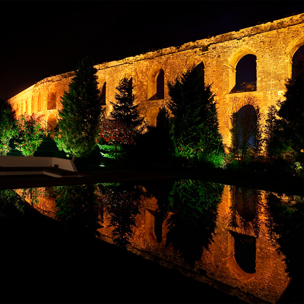 acueducto reflejado en piscina por la noche