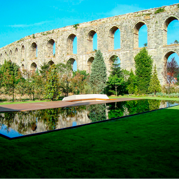 piscina espejo junto a acueducto