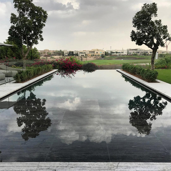 Moderna piscina infinita y jardín, por Satma International