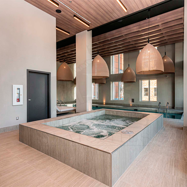 piscina y spa interior en Tour des Canadiens 3 por Soucy Aquatik