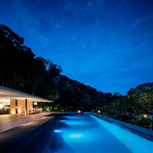 piscina desbordante iluminada por la noche