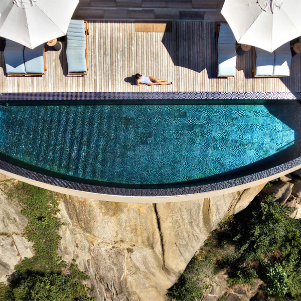 vista dron de una piscina infinity en un espectacular proyecto en Seychelles, de Studio RHE