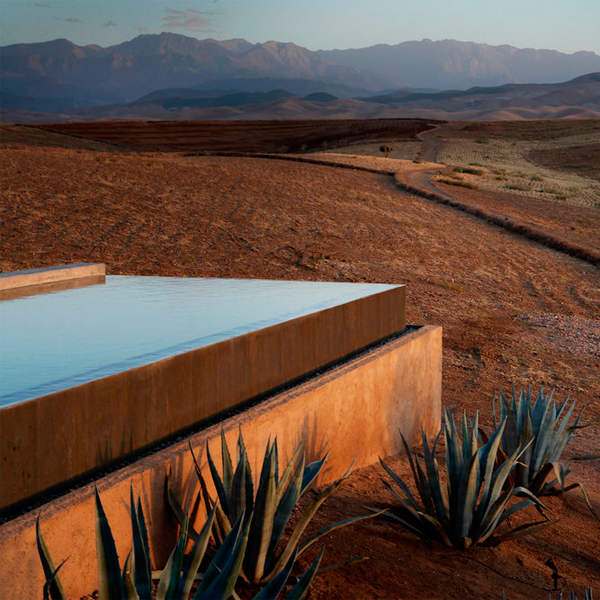 piscina infinity en medio del desierto por Studio KO