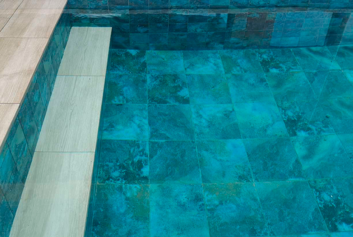 gres porcelánico con diseño en contraste en interior piscina