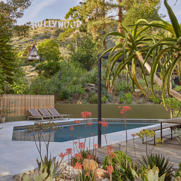 piscina geométrica en el jardín de una casa junto en las colinas de Hollywood, por Terremoto Landscape