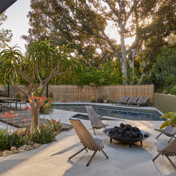 moderno jardín con una piscina geométrica y spa, por Terremoto Landscape