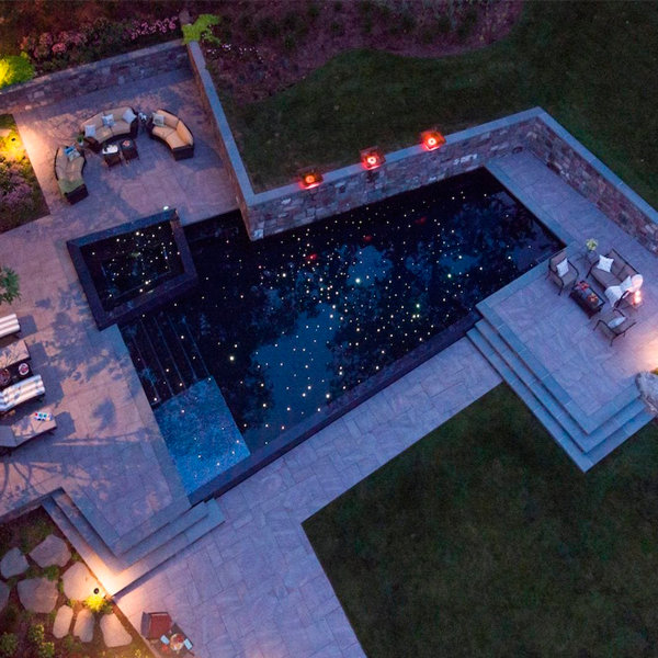 piscina desbordante de formas geométricas