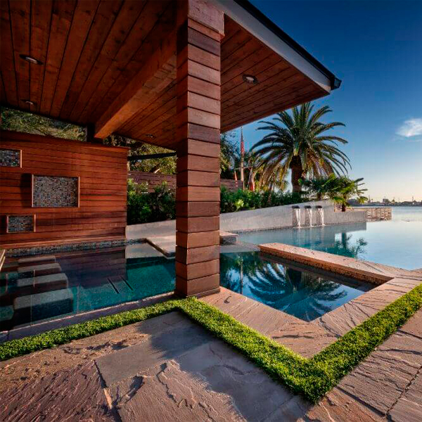 piscina infinity con zona spa, de Tipton Spires Design