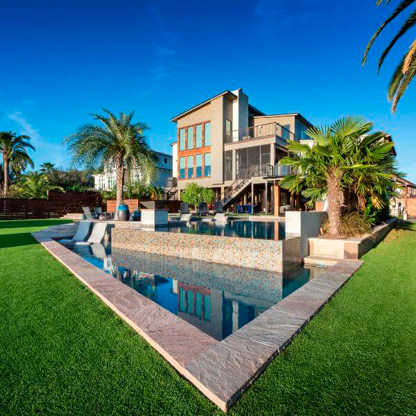 piscina infinity con zona spa, de Tipton Spires Design