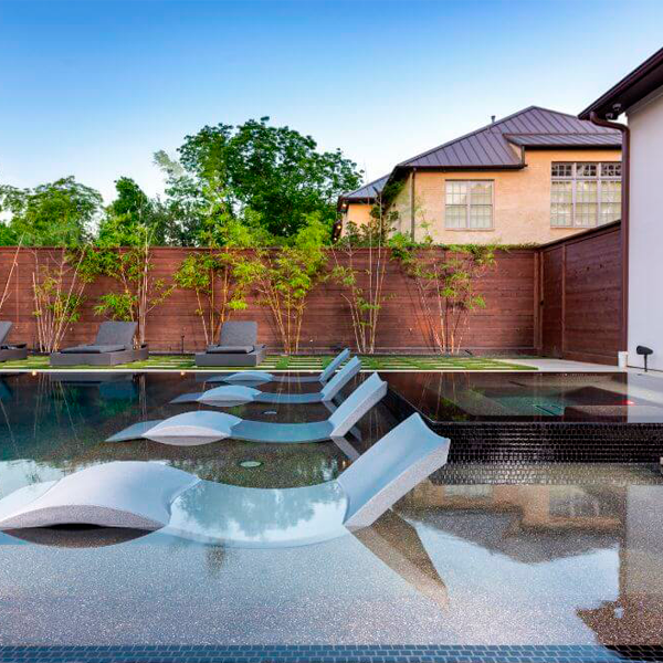 espacio relax en piscina desbordante