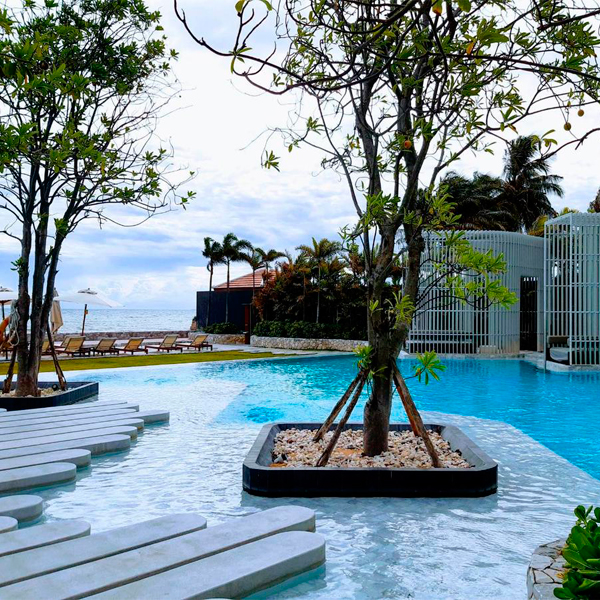 una piscina de hotel única, en un proyecto de Trop Land