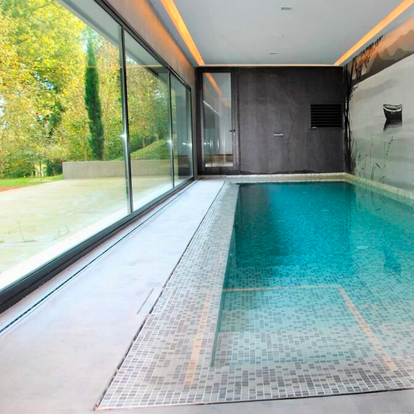 piscina interior desbordante