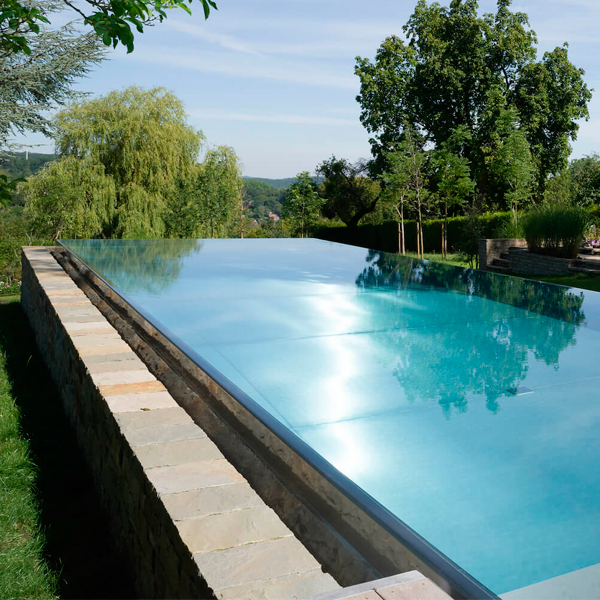 piscina de acero desbordante, estilo espejo, por Van Eeckhoudt Pools