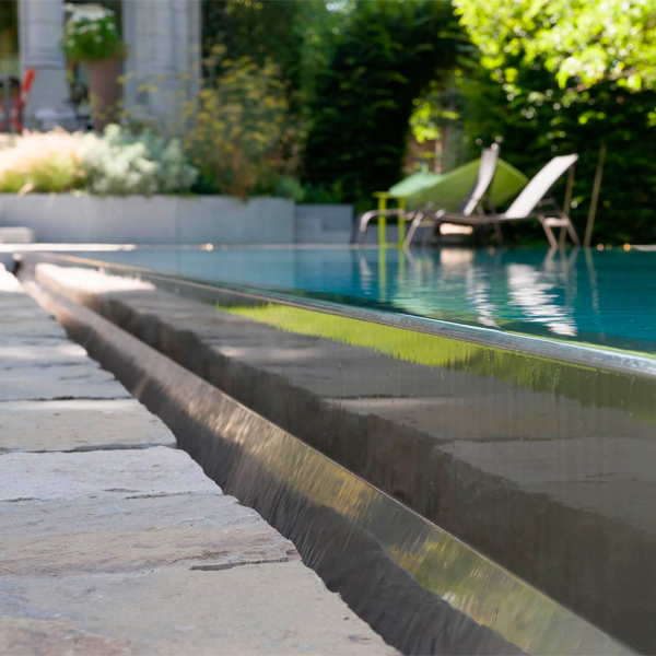 espacio desbordante de una piscina de acero inoxidable de Van Eeckhoudt Pools