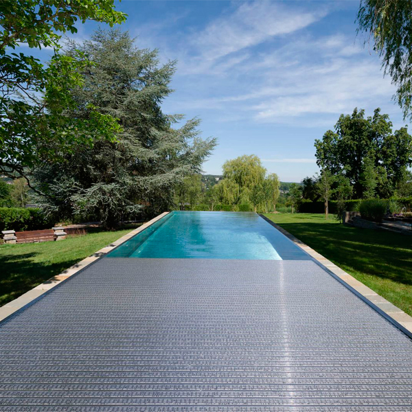 piscina infinity en acero inoxidable, por Van Eeckhoudt, con una cubierta automática