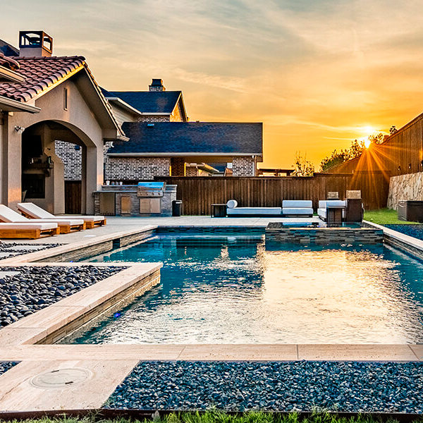 piscina de líneas rectas, al atardecer, por Venture Custom Pools