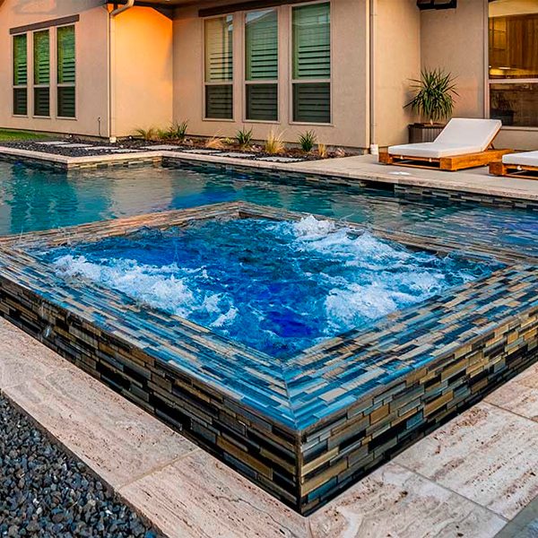 spa incorporado a piscina geométrica, de Venture Custom Pools