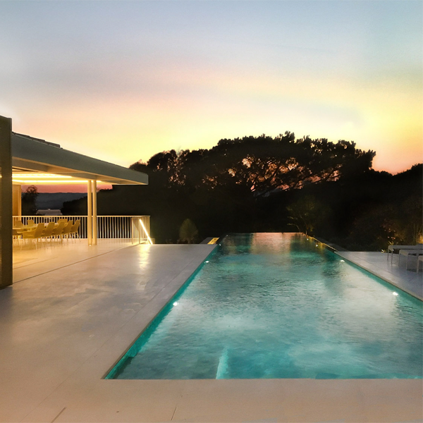 piscina infinity para natación en vivienda moderna por Vincent Coste
