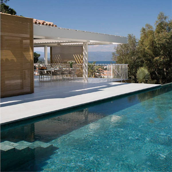 piscina infinity para natación en vivienda moderna por Vincent Coste