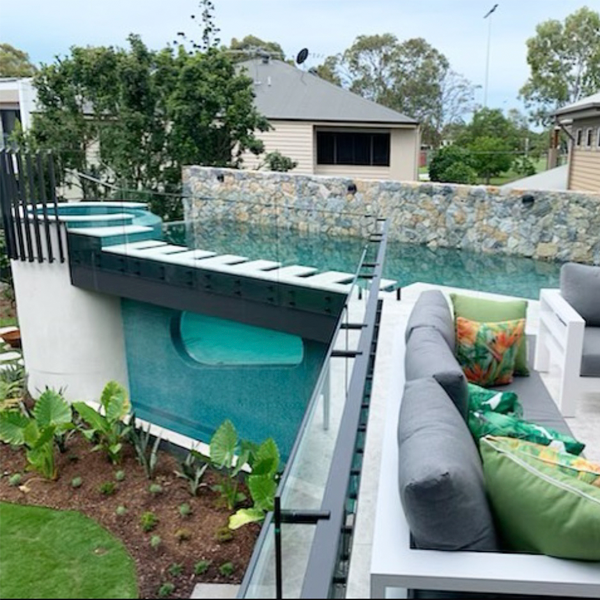 piscina moderna con spa de Vision Concrete Pools