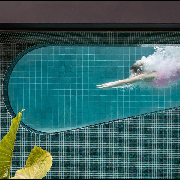 una ventana subacuática única en moderna piscina de Vision Concrete Pools
