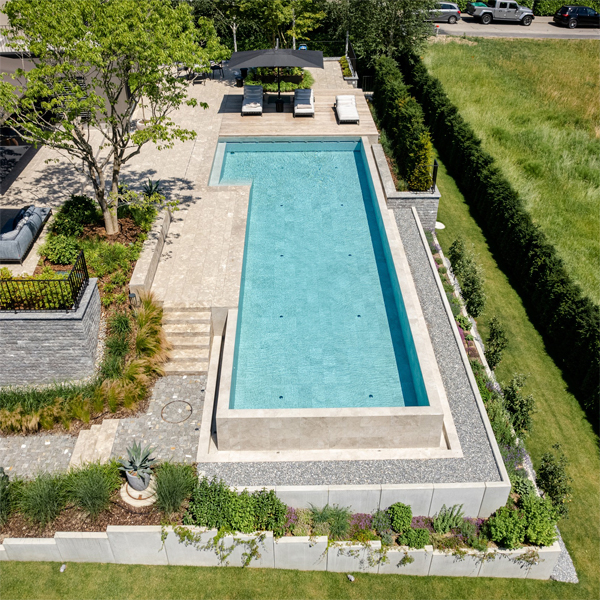 vista dron de piscina infinita a medida, de Vivell Pools