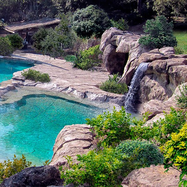 Una piscina de diseño único, con rocas reconstituidas, cascadas artificiales... Un paisaje excepcional, por Waterworld