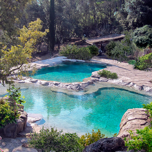 Una piscina de diseño único y un paisaje excepcional, con rocas reconstituidas, cascadas artificiales... creado por Waterworld
