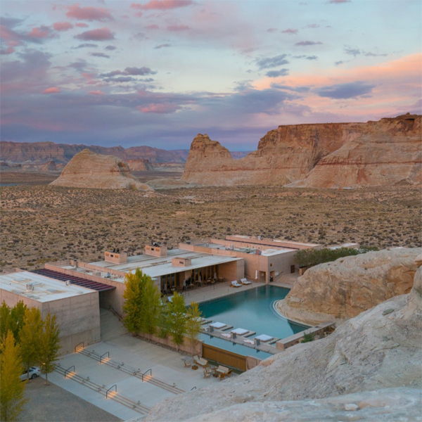 Vista dron de espectacular proyecto de Wendell Burnette Architects, en medio del desierto, con una piscina infínita