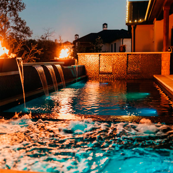 piscina y spa de noche, por Westbank Pools
