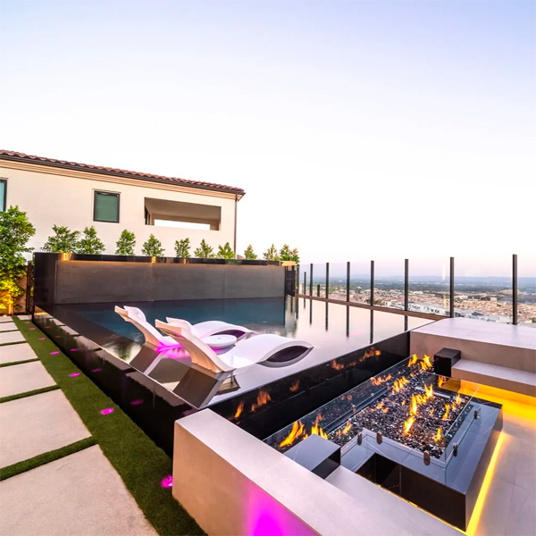 piscina infinity de lujo en color oscuro, por Westmod Design